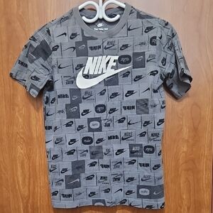 Nike Boy's Gray and Black Graphic Tee